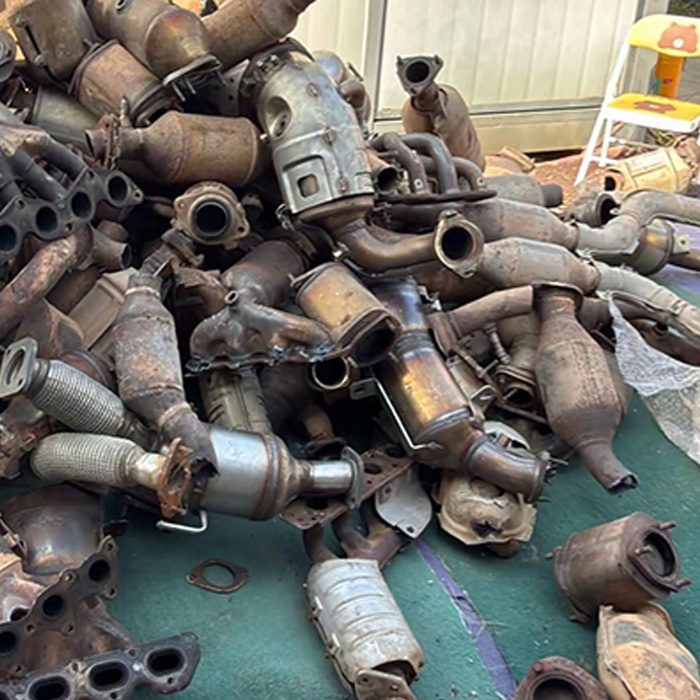 出售各种大小汽车配件汽车拆车件